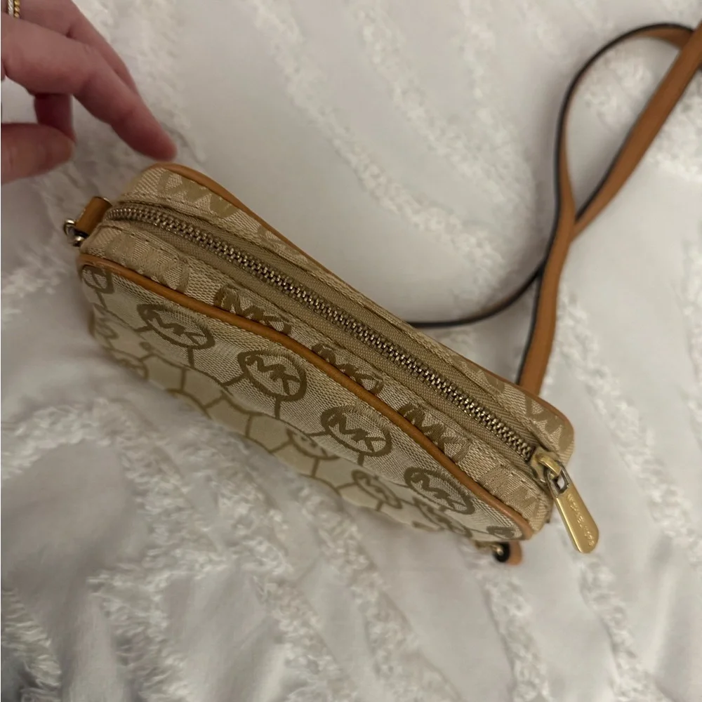 Michael Kors Tan Gold Crossbody Bag with Luxurious Appeal